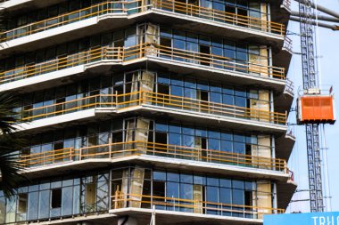 Limasol, Kıbrıs Rum Kesimi - 28 Kasım 2021 Kıbrıs Rum Kesimi 'ni vuran koronavirüs salgını sırasında Limasol kentinin göbeğindeki sahil caddesinde yeni inşaat çalışmaları sürüyor.