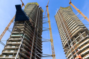 Limasol, Kıbrıs Rum Kesimi - 28 Kasım 2021 Kıbrıs Rum Kesimi 'ni vuran koronavirüs salgını sırasında Limasol kentinin göbeğindeki sahil caddesinde yeni inşaat çalışmaları sürüyor.