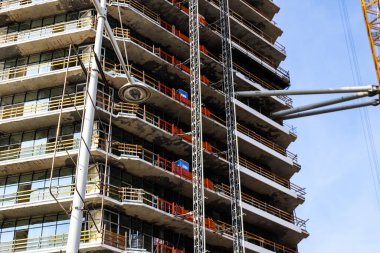 Limasol, Kıbrıs Rum Kesimi - 28 Kasım 2021 Kıbrıs Rum Kesimi 'ni vuran koronavirüs salgını sırasında Limasol kentinin göbeğindeki sahil caddesinde yeni inşaat çalışmaları sürüyor.