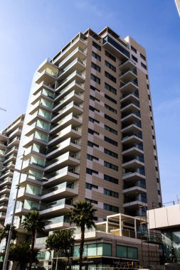 Limasol, Kıbrıs Rum Kesimi - 28 Kasım 2021 Kıbrıs Rum Kesimi 'ni vuran koronavirüs salgını sırasında Limasol kentinin göbeğindeki sahil caddesinde yeni inşaat çalışmaları sürüyor.