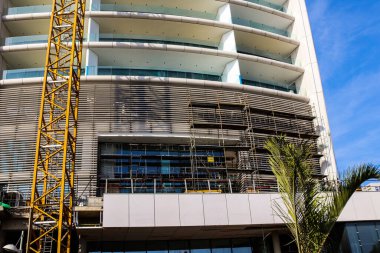 Limasol, Kıbrıs Rum Kesimi - 28 Kasım 2021 Kıbrıs Rum Kesimi 'ni vuran koronavirüs salgını sırasında Limasol kentinin göbeğindeki sahil caddesinde yeni inşaat çalışmaları sürüyor.