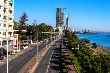 Limasol, Kıbrıs - 28 Kasım 2021 Kıbrıs Rum Kesimi 'nin Limasol kentinin göbeğindeki sahil bulvarında yer alan modern bir binanın cephesi