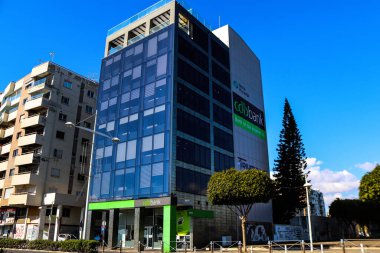 Limasol, Kıbrıs - 28 Kasım 2021 Kıbrıs Rum Kesimi 'nin Limasol kentinin göbeğindeki sahil bulvarında yer alan modern bir binanın cephesi