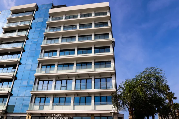 Limassol Cypr Listopada 2021 Fasada Nowoczesnego Budynku Położonego Przy Nadmorskiej — Zdjęcie stockowe