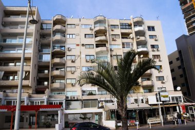 Limasol, Kıbrıs - 28 Kasım 2021 Kıbrıs Rum Kesimi 'nin Limasol kentinin göbeğindeki sahil bulvarında yer alan modern bir binanın cephesi