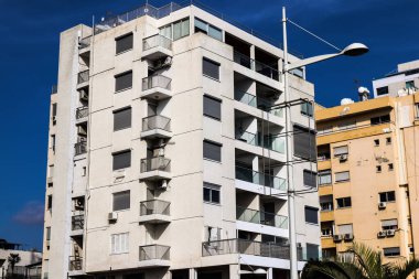 Limasol, Kıbrıs - 28 Kasım 2021 Kıbrıs Rum Kesimi 'nin Limasol kentinin göbeğindeki sahil bulvarında yer alan modern bir binanın cephesi