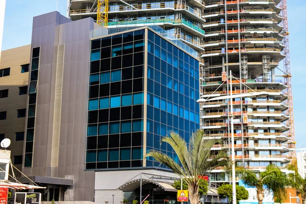 Limasol, Kıbrıs - 28 Kasım 2021 Kıbrıs Rum Kesimi 'nin Limasol kentinin göbeğindeki sahil bulvarında yer alan modern bir binanın cephesi