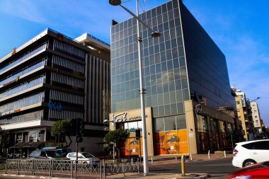 Limasol, Kıbrıs - 28 Kasım 2021 Kıbrıs Rum Kesimi 'nin Limasol kentinin göbeğindeki sahil bulvarında yer alan modern bir binanın cephesi