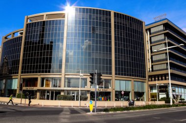 Limasol, Kıbrıs - 28 Kasım 2021 Kıbrıs Rum Kesimi 'nin Limasol kentinin göbeğindeki sahil bulvarında yer alan modern bir binanın cephesi