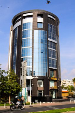 Limasol, Kıbrıs - 28 Kasım 2021 Kıbrıs Rum Kesimi 'nin Limasol kentinin göbeğindeki sahil bulvarında yer alan modern bir binanın cephesi