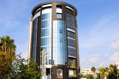 Limasol, Kıbrıs - 28 Kasım 2021 Kıbrıs Rum Kesimi 'nin Limasol kentinin göbeğindeki sahil bulvarında yer alan modern bir binanın cephesi