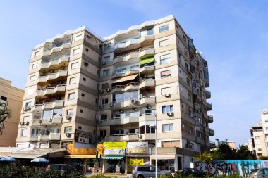 Limasol, Kıbrıs - 28 Kasım 2021 Kıbrıs Rum Kesimi 'nin Limasol kentinin göbeğindeki sahil bulvarında yer alan modern bir binanın cephesi