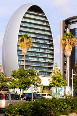 Limasol, Kıbrıs - 28 Kasım 2021 Kıbrıs Rum Kesimi 'nin Limasol kentinin göbeğindeki sahil bulvarında yer alan modern bir binanın cephesi