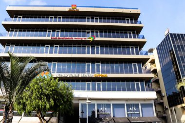 Limasol, Kıbrıs - 28 Kasım 2021 Kıbrıs Rum Kesimi 'nin Limasol kentinin göbeğindeki sahil bulvarında yer alan modern bir binanın cephesi