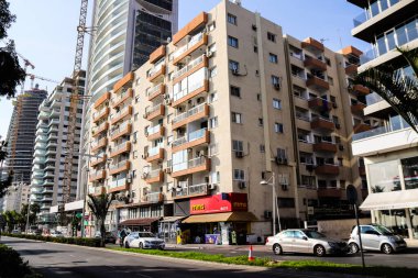 Limasol, Kıbrıs - 28 Kasım 2021 Kıbrıs Rum Kesimi 'nin Limasol kentinin göbeğindeki sahil bulvarında yer alan modern bir binanın cephesi