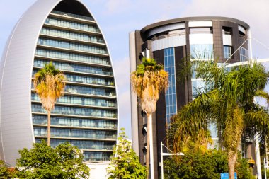 Limasol, Kıbrıs - 28 Kasım 2021 Kıbrıs Rum Kesimi 'nin Limasol kentinin göbeğindeki sahil bulvarında yer alan modern bir binanın cephesi