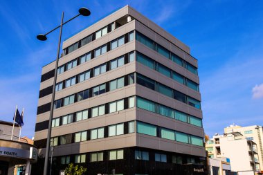 Limasol, Kıbrıs - 28 Kasım 2021 Kıbrıs Rum Kesimi 'nin Limasol kentinin göbeğindeki sahil bulvarında yer alan modern bir binanın cephesi