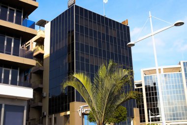 Limasol, Kıbrıs - 28 Kasım 2021 Kıbrıs Rum Kesimi 'nin Limasol kentinin göbeğindeki sahil bulvarında yer alan modern bir binanın cephesi