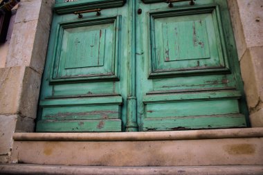 Limasol, Kıbrıs - 03 Aralık 2021 Kıbrıs Rum Kesimi 'nin eski Limasol ilçesindeki eski bir evin havasından tamamen zarar gören eski bir kapının yakın çekimleri