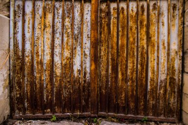 Limasol, Kıbrıs - 03 Aralık 2021 Kıbrıs Rum Kesimi 'nin eski Limasol ilçesindeki eski bir evin havasından tamamen zarar gören eski bir kapının yakın çekimleri