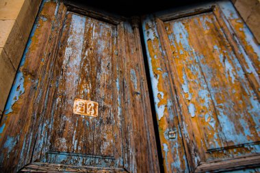 Limasol, Kıbrıs - 03 Aralık 2021 Kıbrıs Rum Kesimi 'nin eski Limasol ilçesindeki eski bir evin havasından tamamen zarar gören eski bir kapının yakın çekimleri