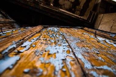 Limasol, Kıbrıs - 03 Aralık 2021 Kıbrıs Rum Kesimi 'nin eski Limasol ilçesindeki eski bir evin havasından tamamen zarar gören eski bir kapının yakın çekimleri