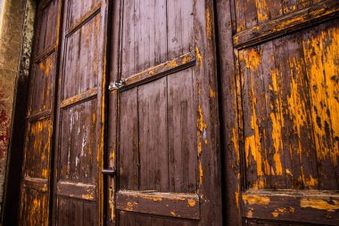 Limasol, Kıbrıs - 03 Aralık 2021 Kıbrıs Rum Kesimi 'nin eski Limasol ilçesindeki eski bir evin havasından tamamen zarar gören eski bir kapının yakın çekimleri