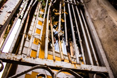 Limasol, Kıbrıs - 03 Aralık 2021 Kıbrıs Rum Kesimi 'nin eski Limasol ilçesindeki eski bir evin havasından tamamen zarar gören eski bir kapının yakın çekimleri