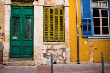 Limasol, Kıbrıs - 03 Aralık 2021 Kıbrıs Rum Kesimi 'nin eski Limasol ilçesindeki eski bir evin havasından tamamen zarar gören eski bir kapının yakın çekimleri