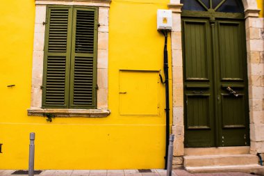 Limasol, Kıbrıs - 03 Aralık 2021 Kıbrıs Rum Kesimi 'nin eski Limasol ilçesindeki eski bir evin havasından tamamen zarar gören eski bir kapının yakın çekimleri