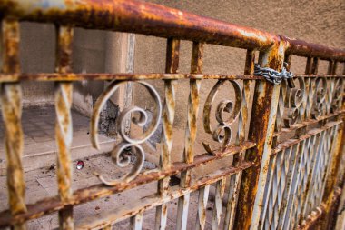 Limasol, Kıbrıs - 03 Aralık 2021 Kıbrıs Rum Kesimi 'nin eski Limasol ilçesindeki eski bir evin havasından tamamen zarar gören eski bir kapının yakın çekimleri