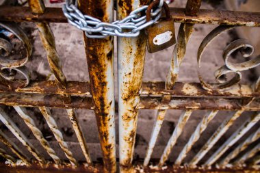 Limasol, Kıbrıs - 03 Aralık 2021 Kıbrıs Rum Kesimi 'nin eski Limasol ilçesindeki eski bir evin havasından tamamen zarar gören eski bir kapının yakın çekimleri