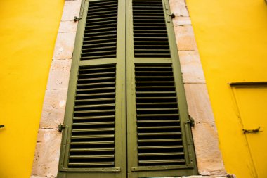 Limasol, Kıbrıs - 03 Aralık 2021 Kıbrıs Rum Kesimi 'nin eski Limasol ilçesindeki eski bir evin hava durumundan tamamen zarar gören eski bir pencerenin yakın çekimleri