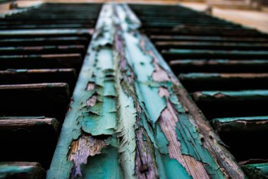 Limasol, Kıbrıs - 03 Aralık 2021 Kıbrıs Rum Kesimi 'nin eski Limasol ilçesindeki eski bir evin hava durumundan tamamen zarar gören eski bir pencerenin yakın çekimleri