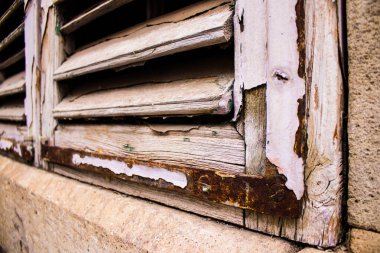 Limasol, Kıbrıs - 03 Aralık 2021 Kıbrıs Rum Kesimi 'nin eski Limasol ilçesindeki eski bir evin hava durumundan tamamen zarar gören eski bir pencerenin yakın çekimleri