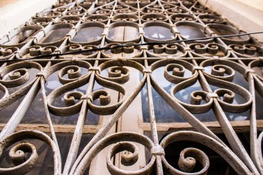 Limasol, Kıbrıs - 03 Aralık 2021 Kıbrıs Rum Kesimi 'nin eski Limasol ilçesindeki eski bir evin hava durumundan tamamen zarar gören eski bir pencerenin yakın çekimleri