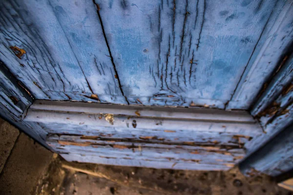 キプロスのLimassol 2021年12月3日キプロスのLimassolの古い地区の古い家の天気によって完全に損傷した古いドアの詳細な閉鎖 — ストック写真