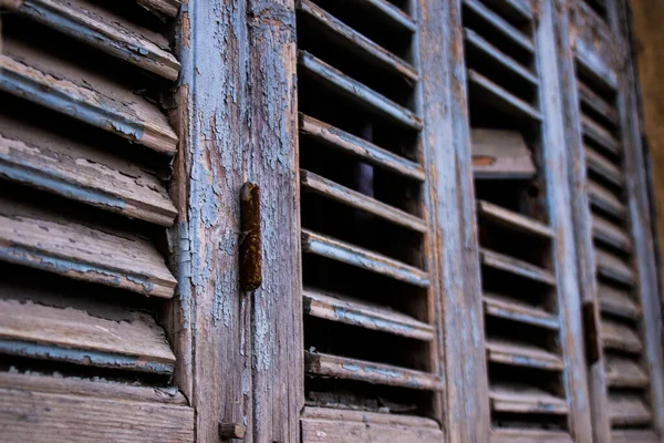 Limasol, Kıbrıs - 03 Aralık 2021 Kıbrıs Rum Kesimi 'nin eski Limasol ilçesindeki eski bir evin hava durumundan tamamen zarar gören eski bir pencerenin yakın çekimleri