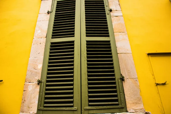 Limasol, Kıbrıs - 03 Aralık 2021 Kıbrıs Rum Kesimi 'nin eski Limasol ilçesindeki eski bir evin hava durumundan tamamen zarar gören eski bir pencerenin yakın çekimleri