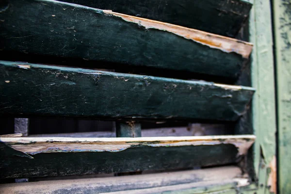 Limasol, Kıbrıs - 03 Aralık 2021 Kıbrıs Rum Kesimi 'nin eski Limasol ilçesindeki eski bir evin hava durumundan tamamen zarar gören eski bir pencerenin yakın çekimleri