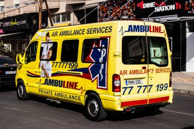 Limasol, Kıbrıs - Kıbrıs Rum Kesimi 'nde meydana gelen koronavirüs salgını sırasında Limasol sokaklarından geçen ambulans 03 Aralık 2021