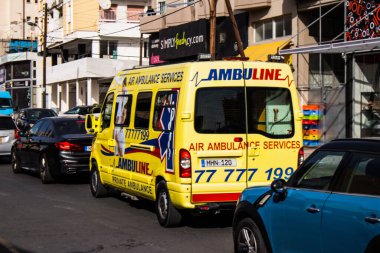 Limasol, Kıbrıs - Kıbrıs Rum Kesimi 'nde meydana gelen koronavirüs salgını sırasında Limasol sokaklarından geçen ambulans 03 Aralık 2021
