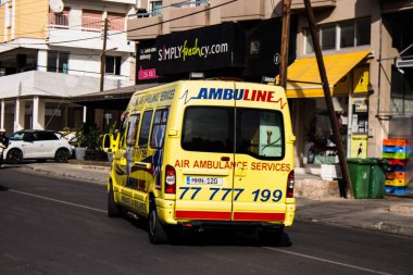 Limasol, Kıbrıs - Kıbrıs Rum Kesimi 'nde meydana gelen koronavirüs salgını sırasında Limasol sokaklarından geçen ambulans 03 Aralık 2021
