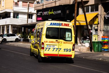 Limasol, Kıbrıs - Kıbrıs Rum Kesimi 'nde meydana gelen koronavirüs salgını sırasında Limasol sokaklarından geçen ambulans 03 Aralık 2021
