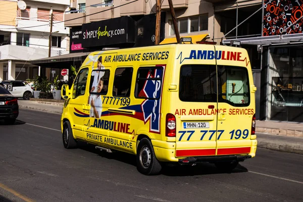 Limasol, Kıbrıs - Kıbrıs Rum Kesimi 'nde meydana gelen koronavirüs salgını sırasında Limasol sokaklarından geçen ambulans 03 Aralık 2021