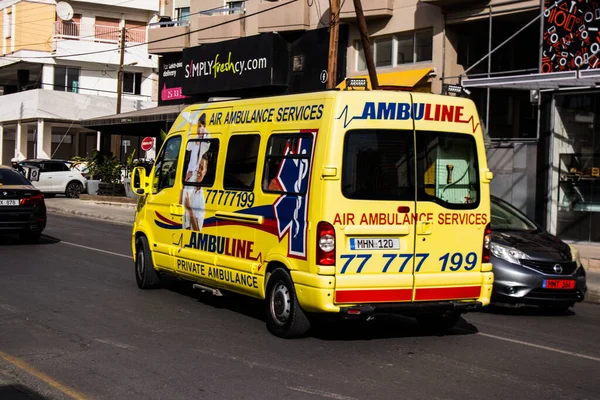 Limasol, Kıbrıs - Kıbrıs Rum Kesimi 'nde meydana gelen koronavirüs salgını sırasında Limasol sokaklarından geçen ambulans 03 Aralık 2021