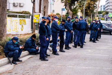 Limasol, Kıbrıs - 4 Aralık 2021 Kıbrıs Rum Kesimi 'ni vuran koronavirüs salgını sırasında Limasol sokaklarında bireysel özgürlükler için Kıbrıs hükümetine karşı gösteri düzenlendi