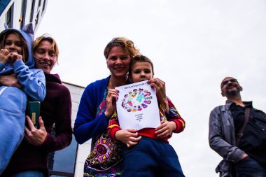 Limasol, Kıbrıs - 4 Aralık 2021 Kıbrıs Rum Kesimi 'ni vuran koronavirüs salgını sırasında Limasol sokaklarında bireysel özgürlükler için Kıbrıs hükümetine karşı gösteri düzenlendi