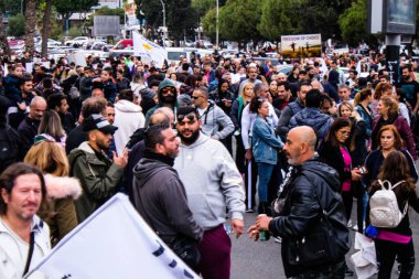 Limasol, Kıbrıs - 4 Aralık 2021 Kıbrıs Rum Kesimi 'ni vuran koronavirüs salgını sırasında Limasol sokaklarında bireysel özgürlükler için Kıbrıs hükümetine karşı gösteri düzenlendi