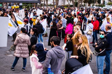 Limasol, Kıbrıs - 4 Aralık 2021 Kıbrıs Rum Kesimi 'ni vuran koronavirüs salgını sırasında Limasol sokaklarında bireysel özgürlükler için Kıbrıs hükümetine karşı gösteri düzenlendi